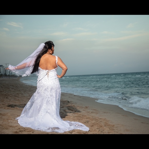 Beautiful wedding dress. size 14-18 - Picture 2 of 13